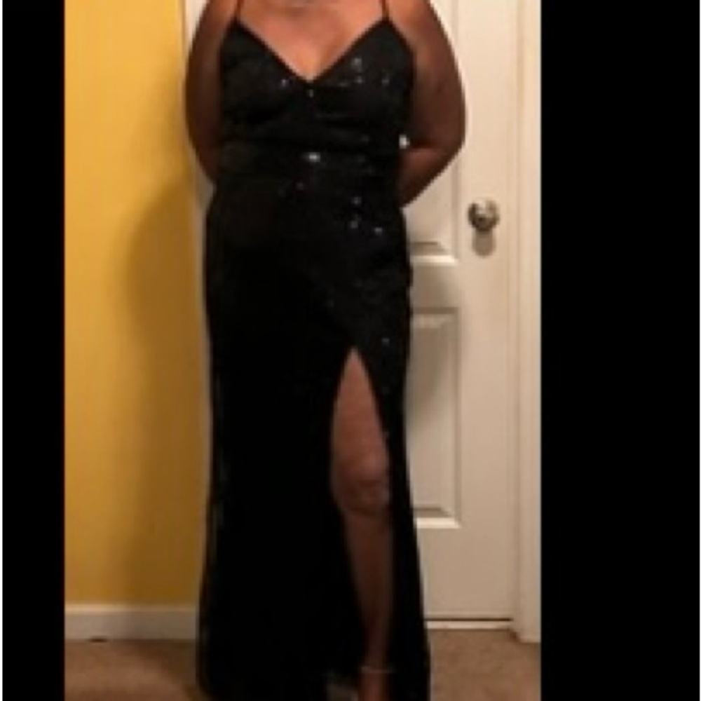 Barebyond Elegant Black sequined Evening Gown